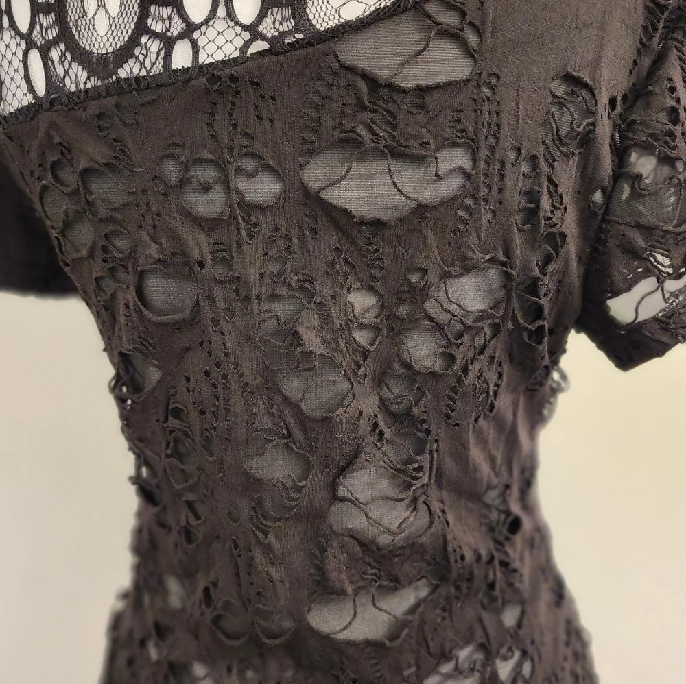 Black Lace Buckle Tee - Picture 2 of 8